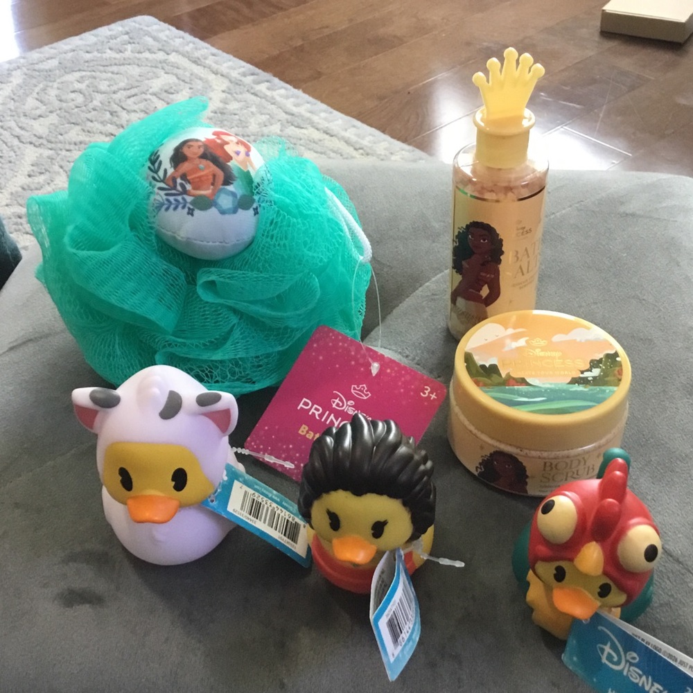 Disney Teal Loofah with Yellow Moana Bath Set and Three Character Duck Toys NWT
